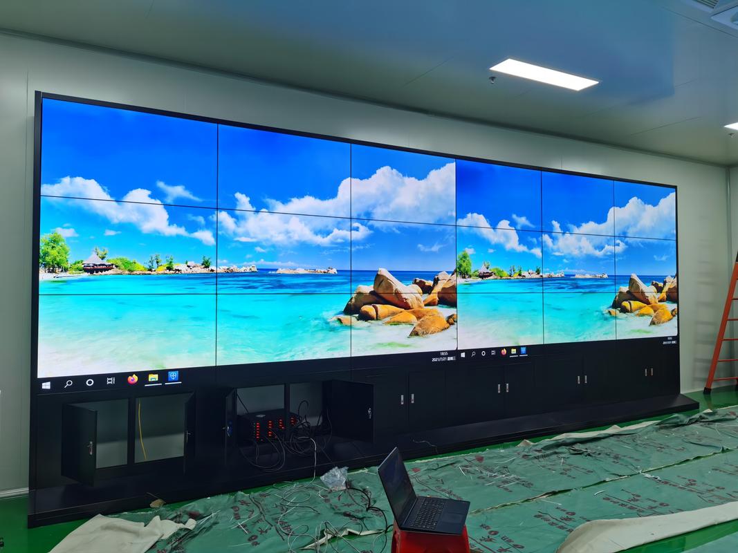 18台55寸1.7mm液晶拼接屏落地监控中心